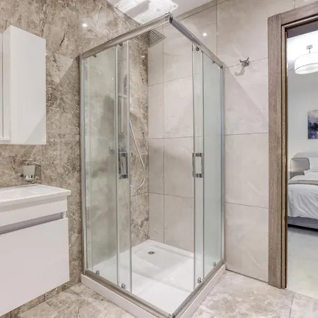 Waterfront 3br Home, With Private Balcony By 360 Estates