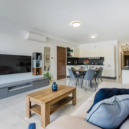 Daire Waterfront 3br Home, With Private Balcony By 360 Estates